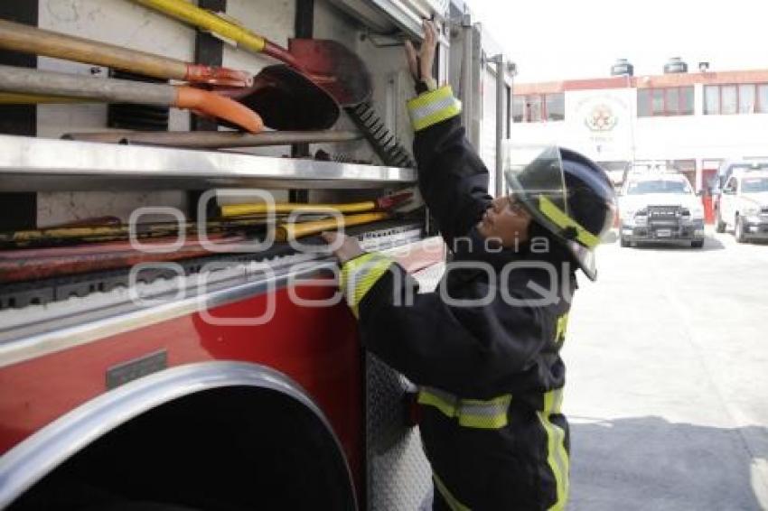 DÍA DE LA MUJER . BOMBERO