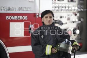 DÍA DE LA MUJER . BOMBERO