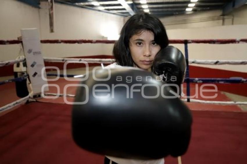 DÍA DE LA MUJER . BOXEADORA