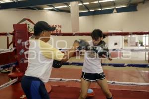 DÍA DE LA MUJER . BOXEADORA