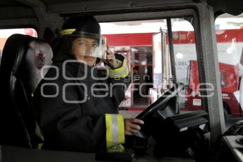 DÍA DE LA MUJER . BOMBERO