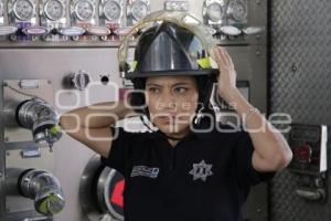 DÍA DE LA MUJER . BOMBERO