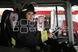 DÍA DE LA MUJER . BOMBERO