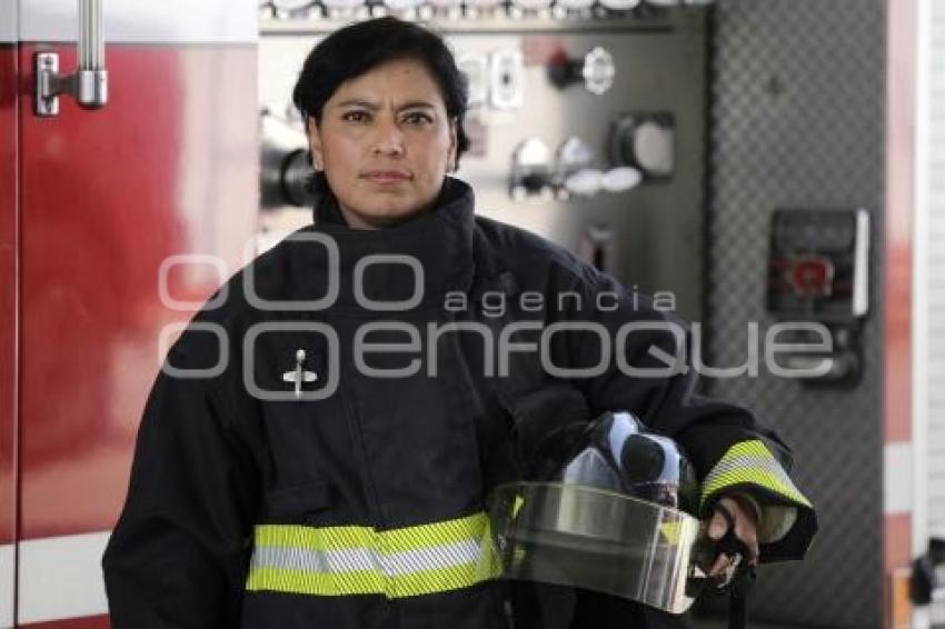 DÍA DE LA MUJER . BOMBERO