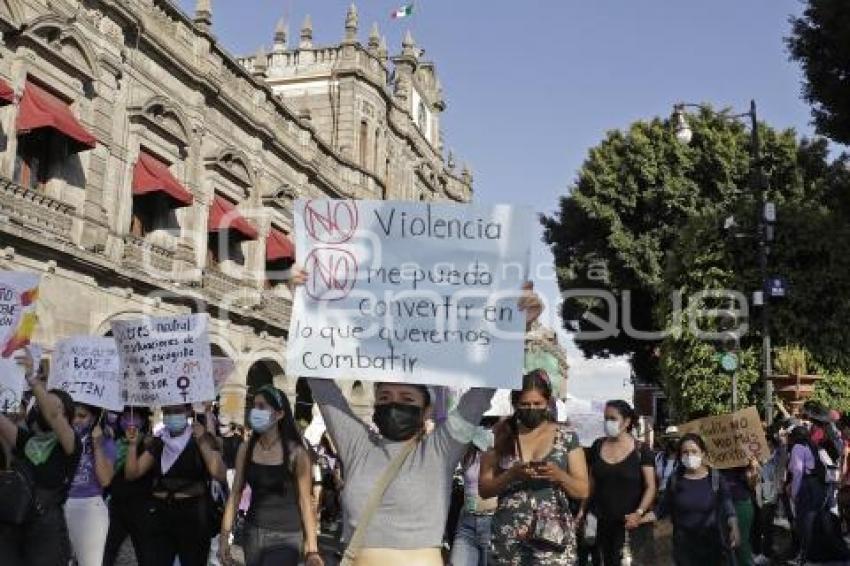 PROTESTA . MUJERES UNIDAS