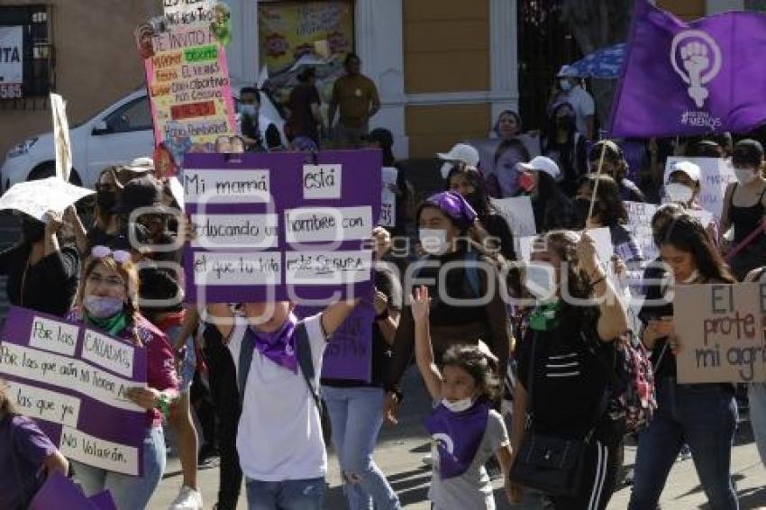 PROTESTA . MUJERES UNIDAS