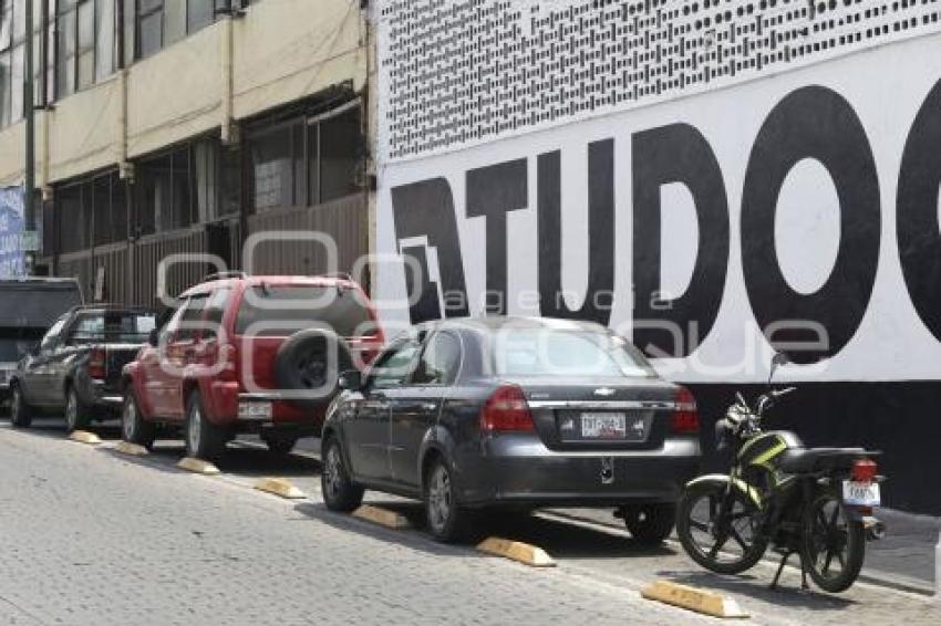 CICLOVÍA . AUTOS ESTACIONADOS