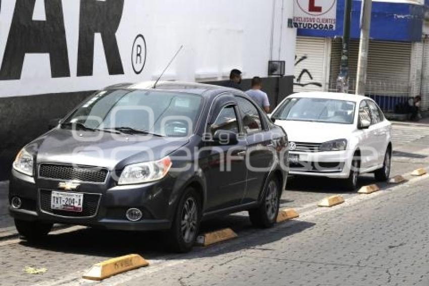 CICLOVÍA . AUTOS ESTACIONADOS