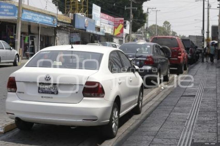 CICLOVÍA . AUTOS ESTACIONADOS