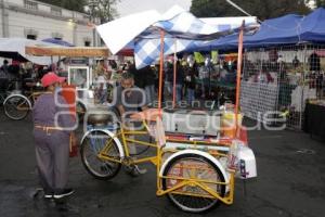 EL CALVARIO . VENDEDORES AMBULANTES