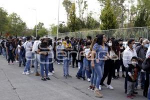 FERIA DE PUEBLA . LARGAS FILAS 