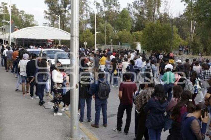 FERIA DE PUEBLA . LARGAS FILAS 