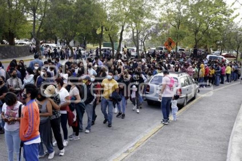 FERIA DE PUEBLA . LARGAS FILAS 