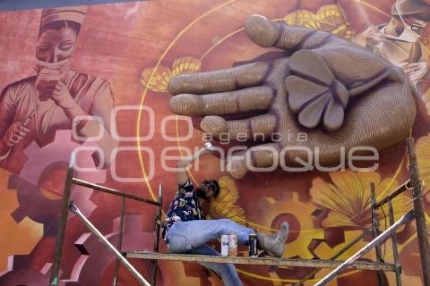 MURAL . REEMPLAZO MANOS