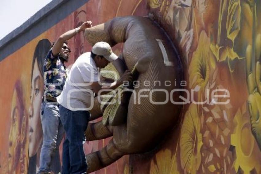 MURAL . REEMPLAZO MANOS