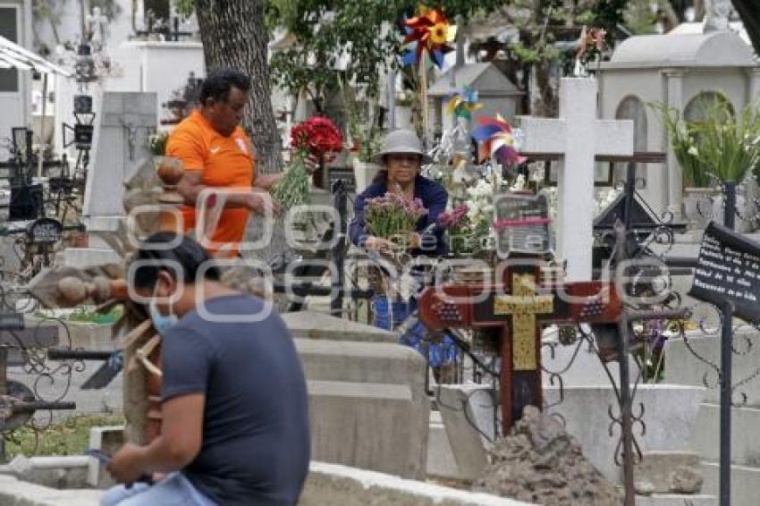 PANTEÓN MUNICIPAL . DÍA DE LAS MADRES