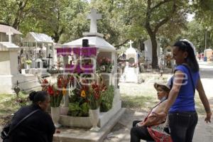 PANTEÓN MUNICIPAL . DÍA DE LAS MADRES