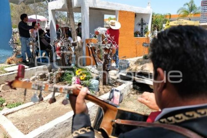 TLAXCALA . PANTEÓN DÍA DE LAS MADRES