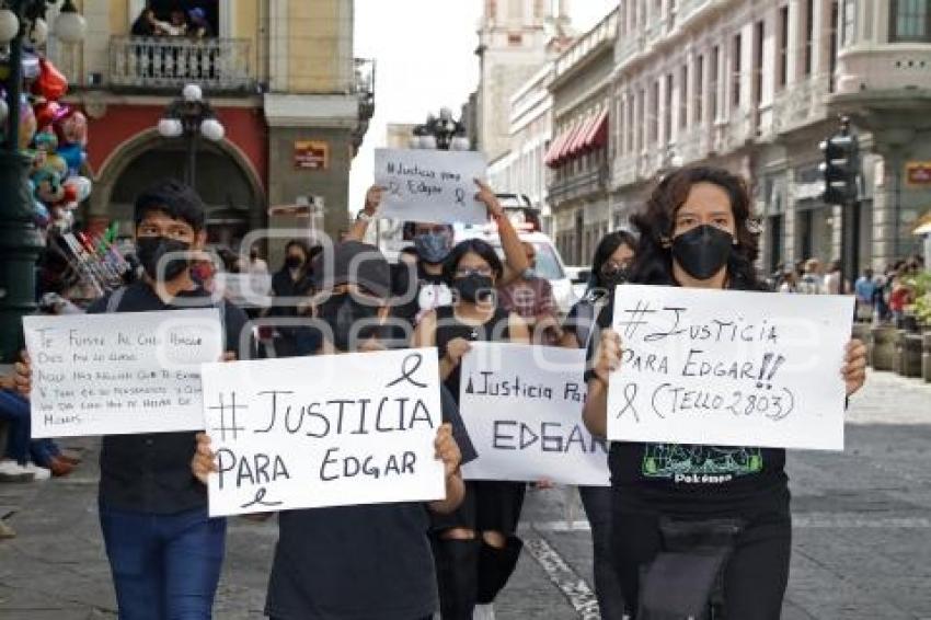 PROTESTA . ENTRENADOR PÓKEMON