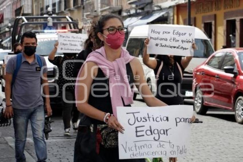 PROTESTA . ENTRENADOR PÓKEMON