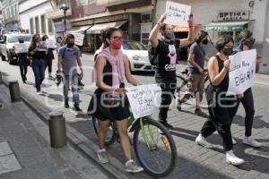 PROTESTA . ENTRENADOR PÓKEMON