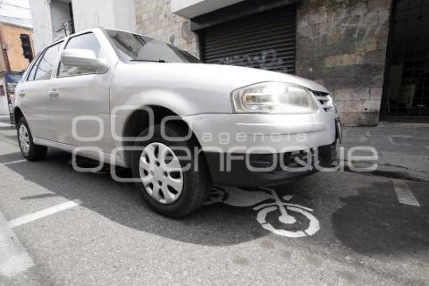 MAL USO CAJONES DE ESTACIONAMIENTO