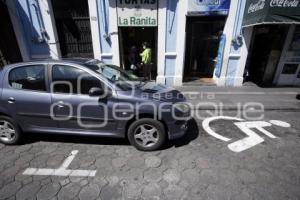 MAL USO CAJONES DE ESTACIONAMIENTO