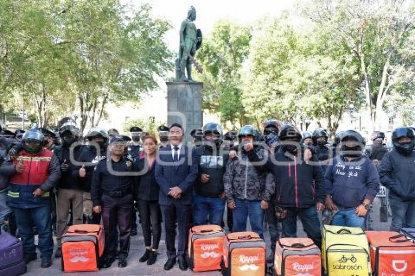 TLAXCALA . ENTREGA DE UNIFORMES