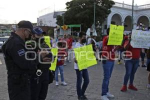 ACATLÁN . PROTESTA FAMILIARES DE POLICÍAS