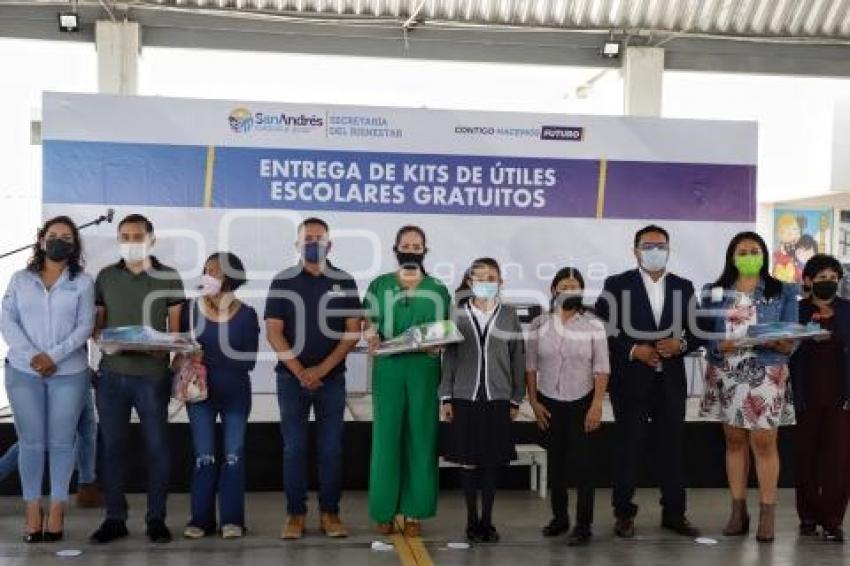 SAN ANDRÉS CHOLULA . ENTREGA ÚTILES ESCOLARES