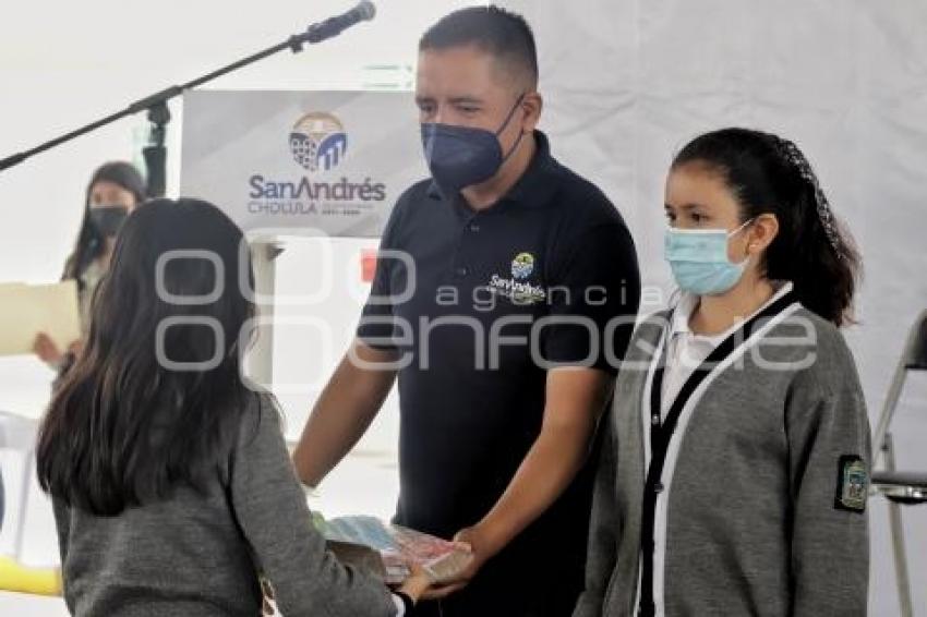 SAN ANDRÉS CHOLULA . ENTREGA ÚTILES ESCOLARES