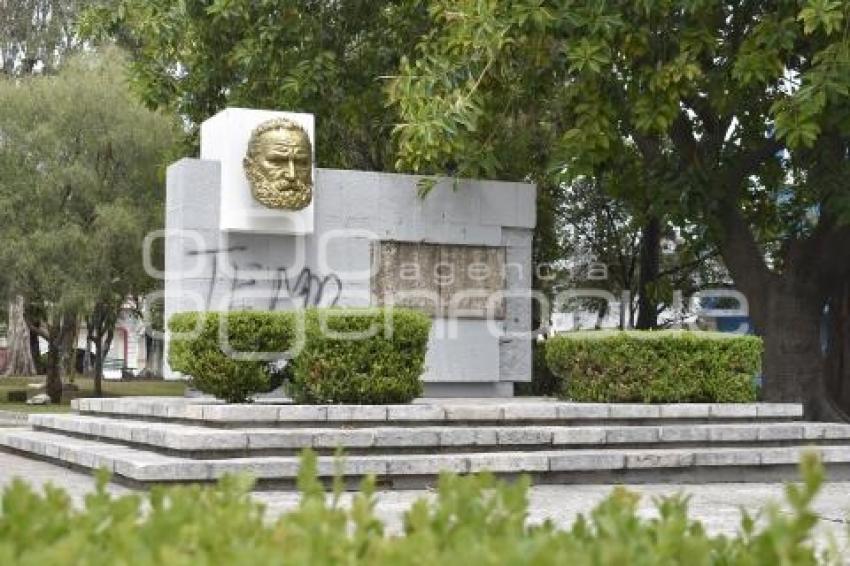 PLAZUELA DEL CARMEN . MONUMENTO