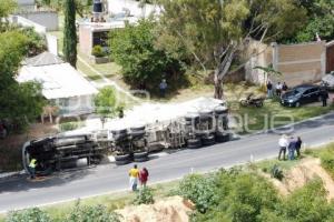 TLAXCALA . VOLCADURA TRÁILER 