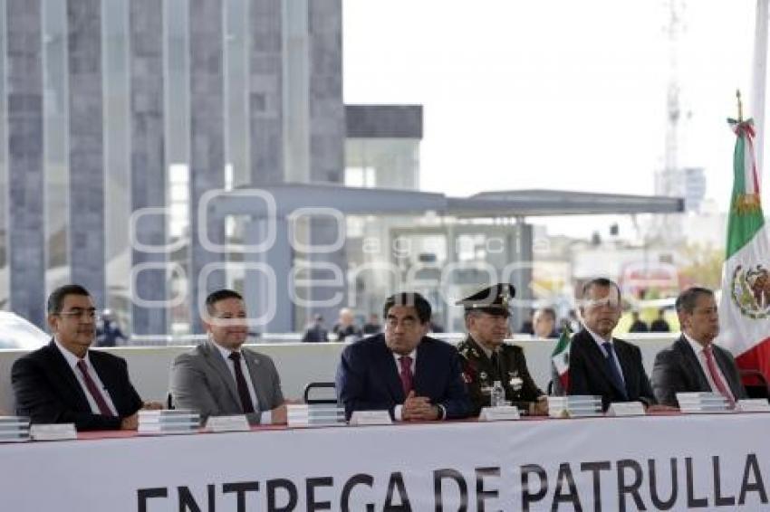 ENTREGA DE PATRULLAS Y ARMAMENTO