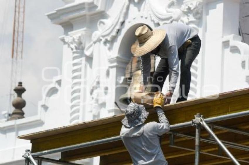 TLAXCALA . COLOCACIÓN DE GRADAS