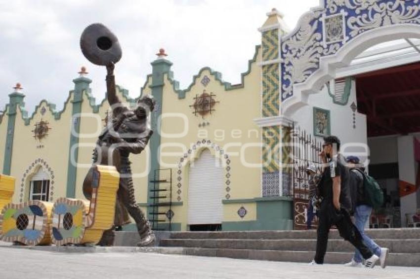 MERCADO EL ALTO . ESCULTURAS