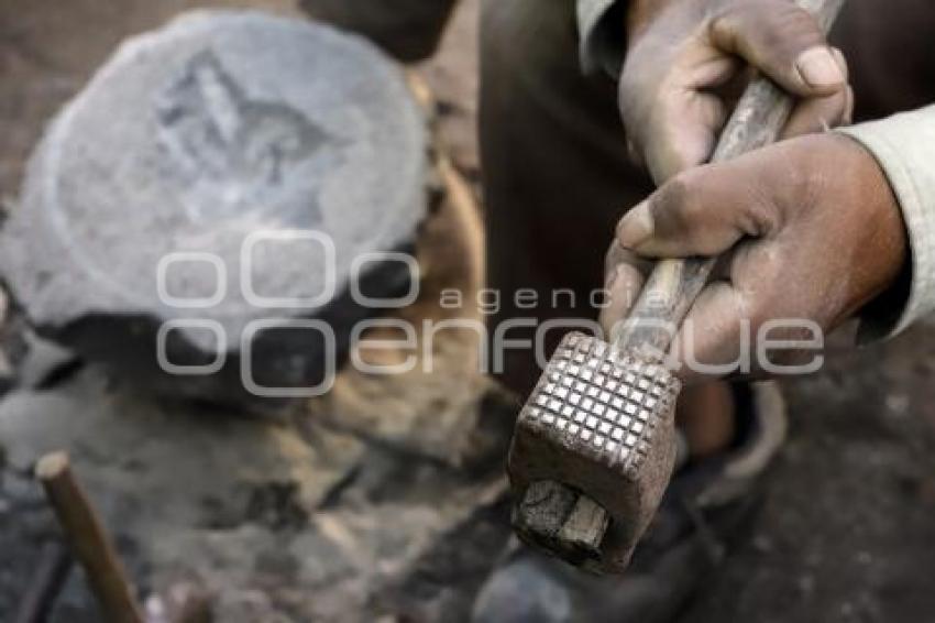 ARTESANOS . PIEDRA VOLCÁNICA