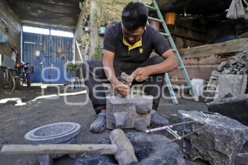 ARTESANOS . PIEDRA VOLCÁNICA