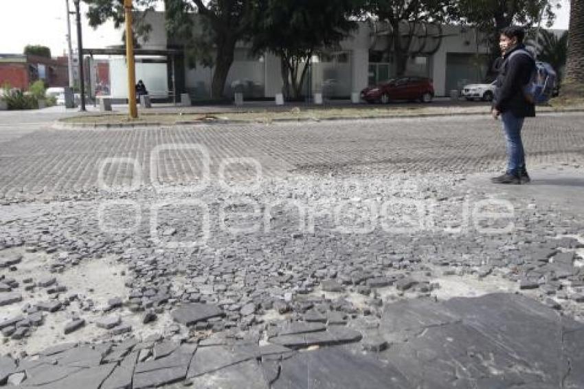 AVENIDA JUÁREZ . BANQUETA