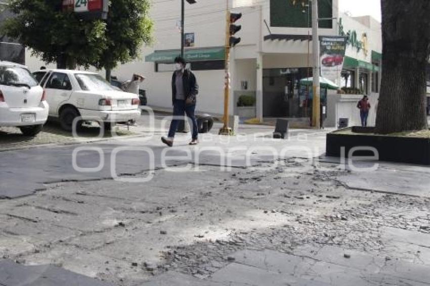 AVENIDA JUÁREZ . BANQUETA