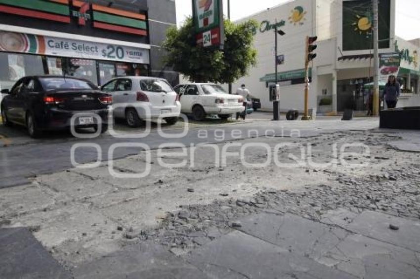 AVENIDA JUÁREZ . BANQUETA