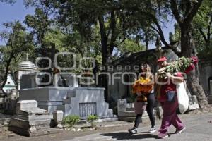 PANTEÓN MUNICIPAL . DÍA DE MUERTOS