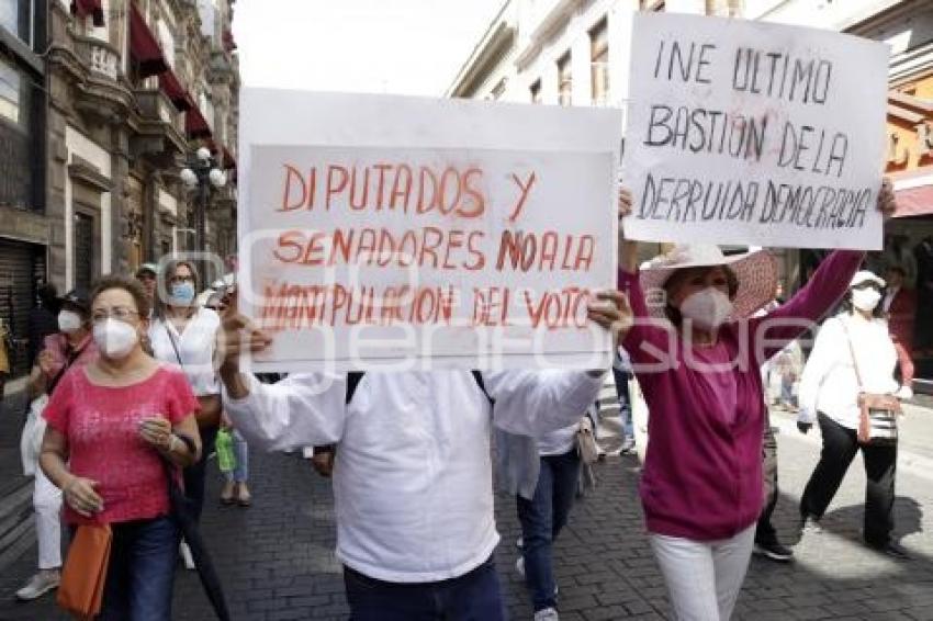 MARCHA DEFENSA DEL INE