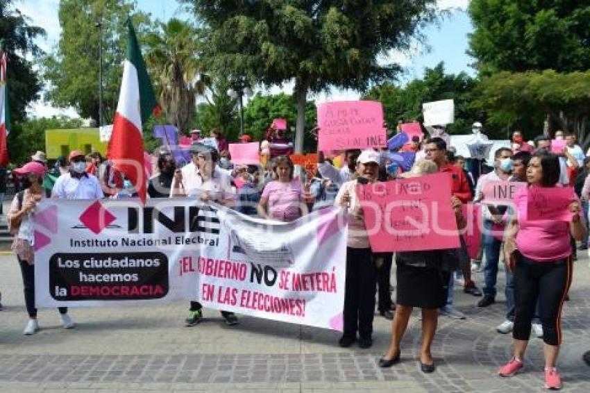 TEHUACÁN . MARCHA DEFENSA DEL INE