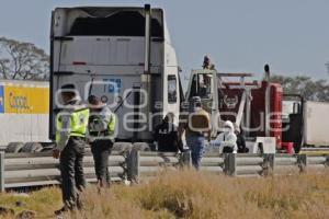 ASALTO . TRAILERO MUERTO