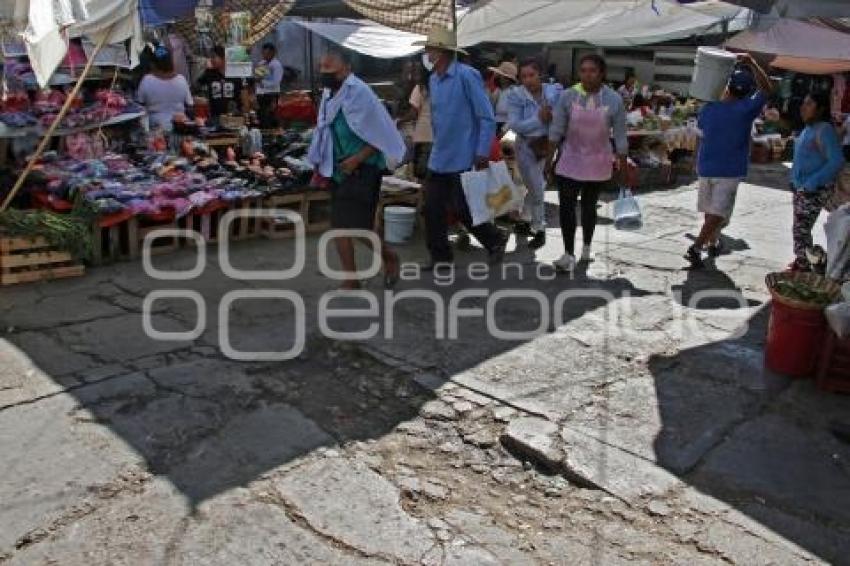 ACATLÁN . PAVIMENTO DAÑADO