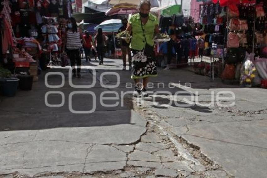 ACATLÁN . PAVIMENTO DAÑADO