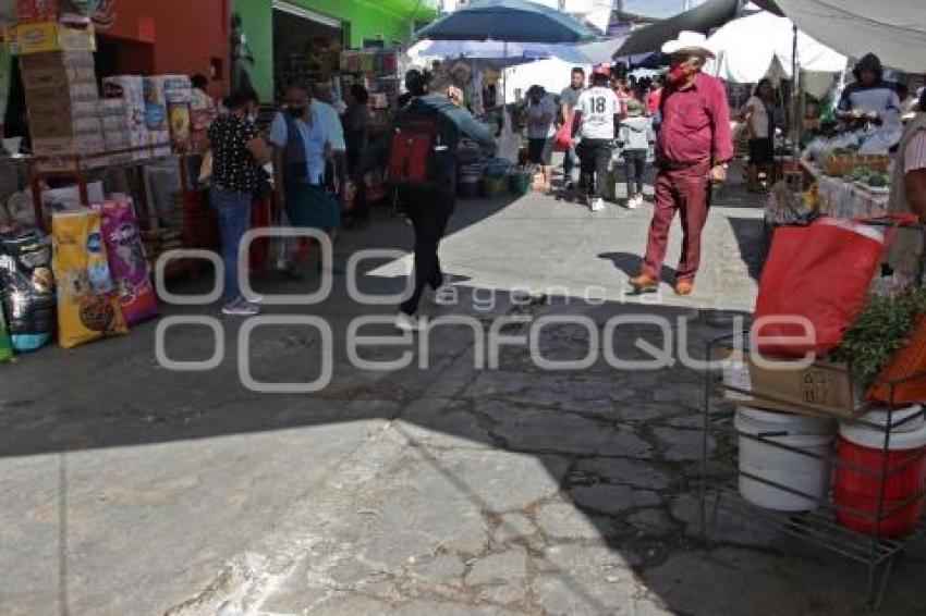 ACATLÁN . PAVIMENTO DAÑADO