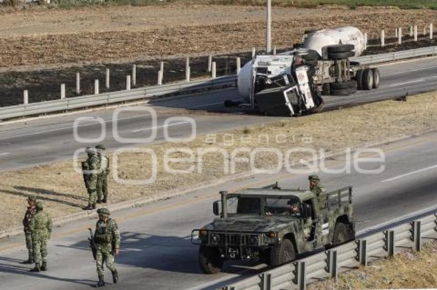 AUTOPISTA . VOLCADURA PIPA