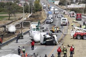 AUTOPISTA . VOLCADURA PIPA